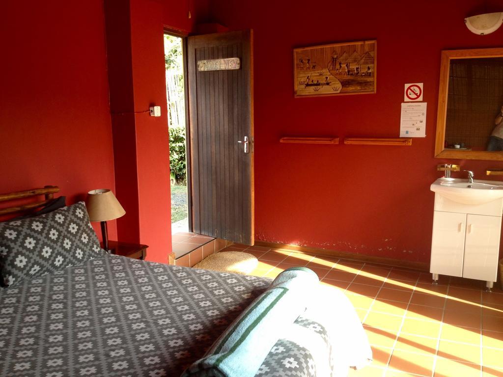 Jungle Monkey Backpackers Hostel Port Saint John's Room photo